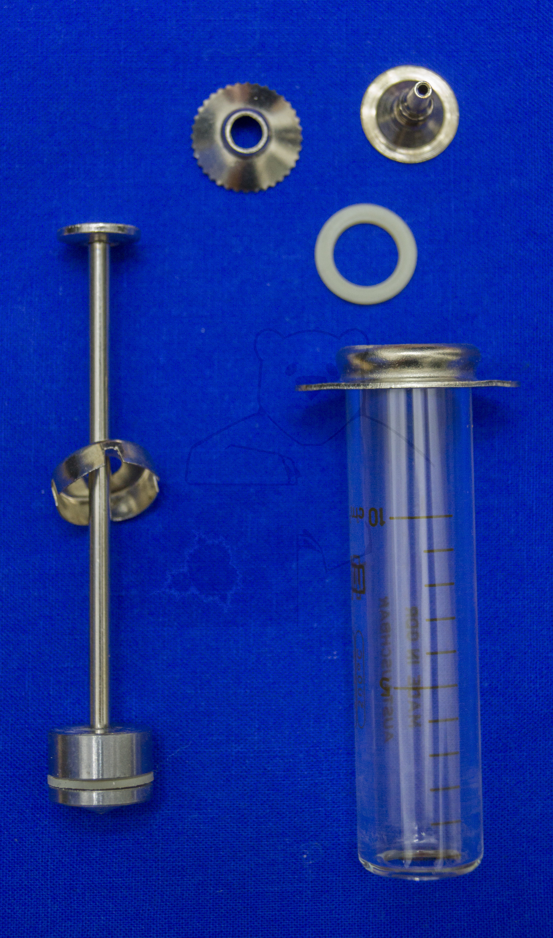 Spritzenbox Feldlazarett / Sanitäter, Anfang 1970'er Jahre, Demontierte 10ml Spritze mit Glaszylinder, Kolben/Stempel inkl. Silikondichtung, Verschraubbarer Ansatz mit Silikondichtung